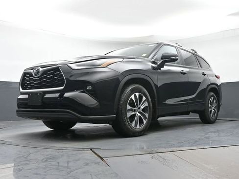 Used 2023 Toyota Highlander XLE AWD/4WD image 28