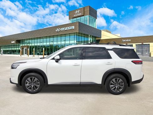 Used 2024 Nissan Pathfinder SV w/ SV Premium Package image 9