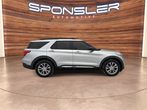 Used 2020 Ford Explorer XLT w/ Equipment Group 202A image 5