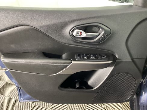 Used 2019 Jeep Cherokee Limited image 12