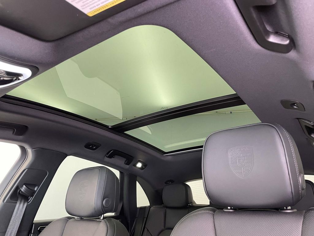 Certified 2026 Porsche Macan AWD/4WD image 18