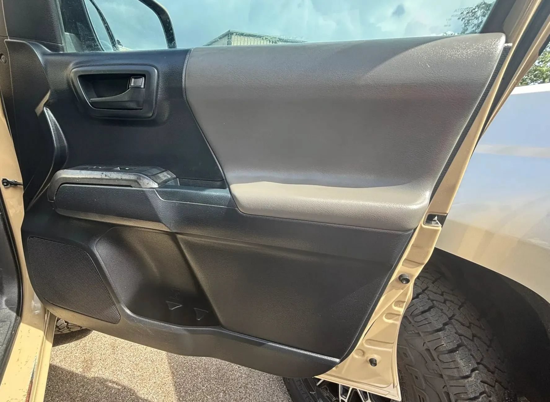 Used 2018 Toyota Tacoma SR5 RWD image 19