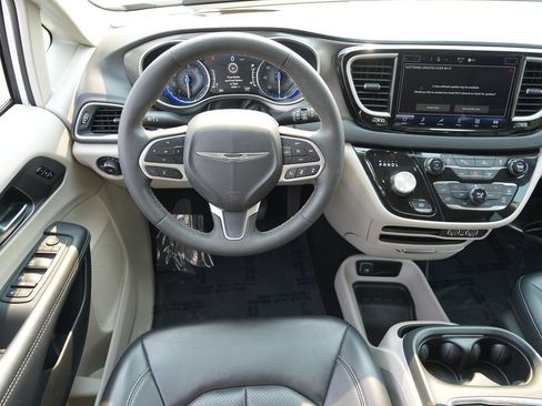 Used 2023 Chrysler Pacifica Touring-L FWD image 19