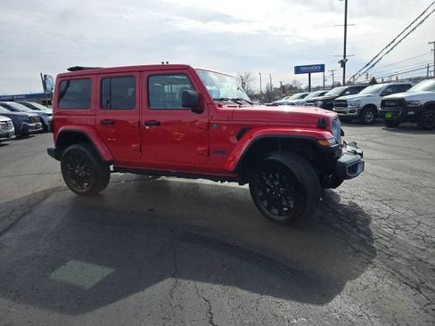 Used 2025 Jeep Wrangler Unlimited Sahara w/ Safety Group AWD/4WD image 18