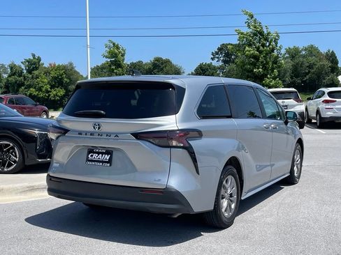 Used 2025 Toyota Sienna LE FWD image 7