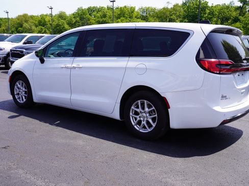 Used 2024 Chrysler Pacifica Touring-L FWD image 8