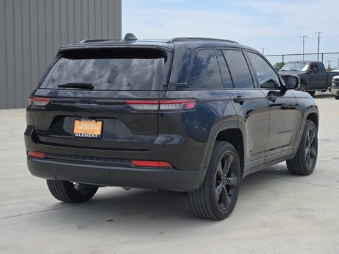 Used 2023 Jeep Grand Cherokee Altitude AWD/4WD image 8