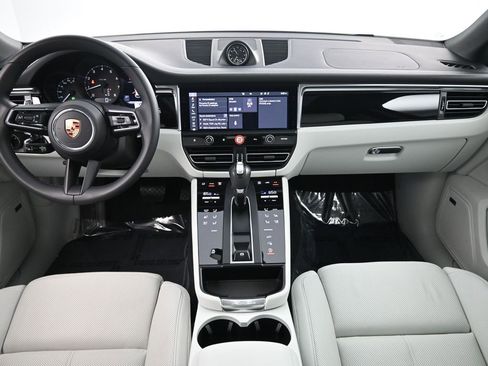 Certified 2025 Porsche Macan image 6