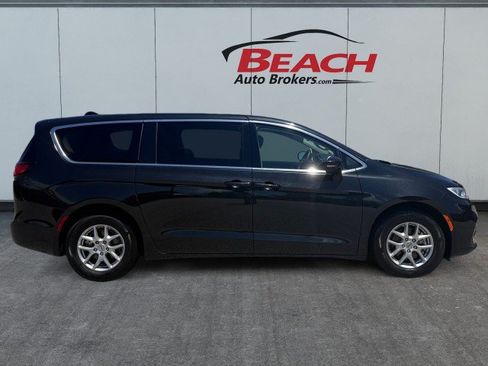 Used 2023 Chrysler Pacifica Touring-L FWD image 4