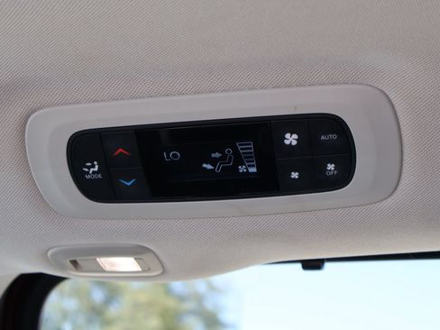 Used 2023 Chrysler Pacifica Limited FWD image 15