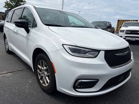 Used 2024 Chrysler Pacifica Touring-L FWD image 3