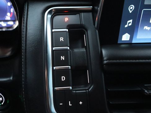 Used 2023 Chevrolet Suburban Z71 image 17