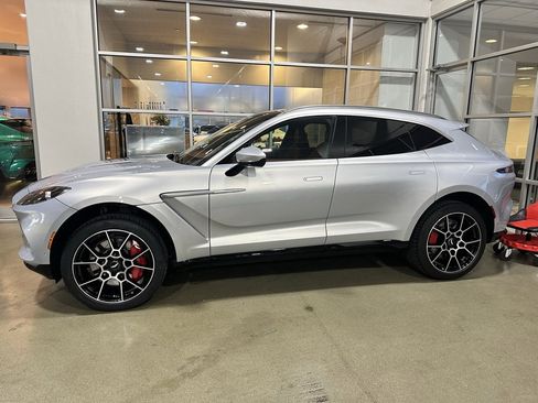 Used 2021 Aston Martin DBX image 1