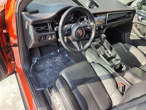 Certified 2025 Porsche Macan Turbo image 4