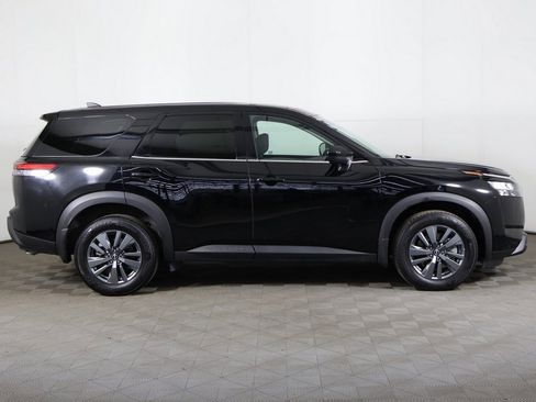 Used 2024 Nissan Pathfinder S image 16