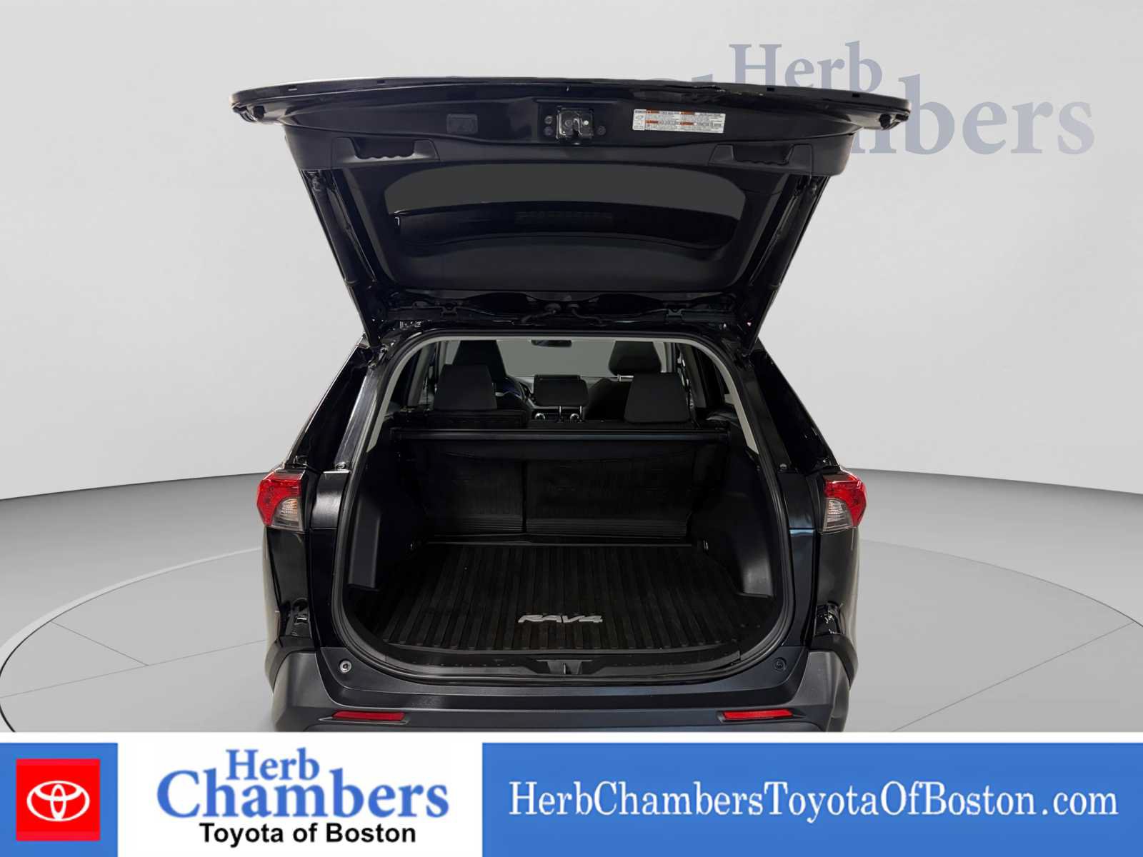 Used 2021 Toyota RAV4 XLE w/ Convenience Package AWD/4WD image 4