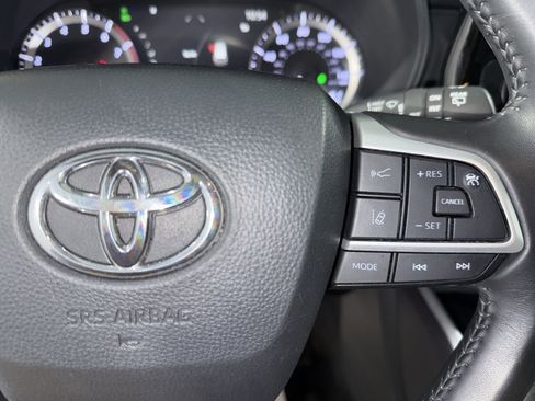 Used 2024 Toyota Highlander LE AWD/4WD image 32