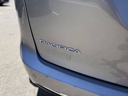Used 2018 Chrysler Pacifica Limited FWD image 9