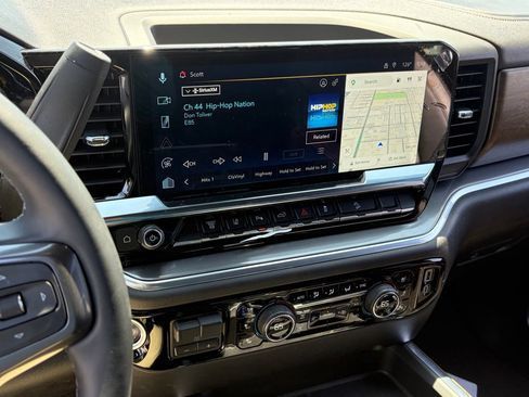 Used 2025 Chevrolet Silverado 2500 High Country w/ Technology Package AWD/4WD image 8