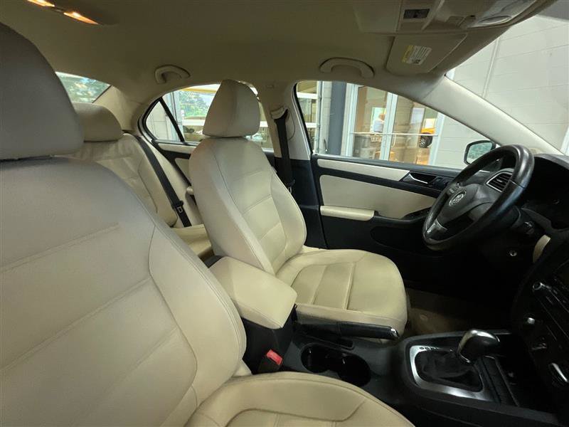 Used 2011 Volkswagen Jetta SE FWD image 26