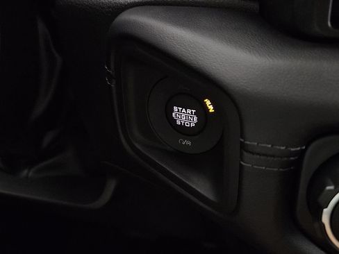Used 2025 Jeep Gladiator Rubicon w/ Convenience Group AWD/4WD image 18
