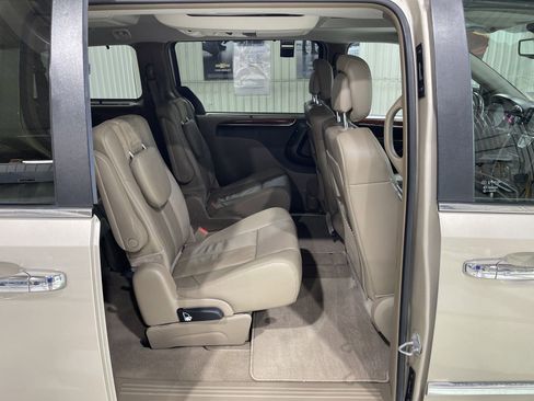 Used 2015 Chrysler Town & Country Limited Platinum image 18