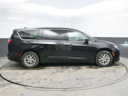 Used 2023 Chrysler Pacifica Touring-L image 8