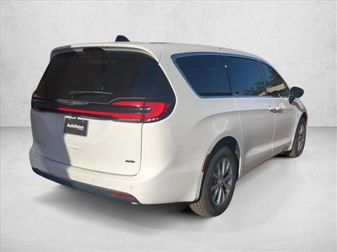New 2026 Chrysler Pacifica Select image 2