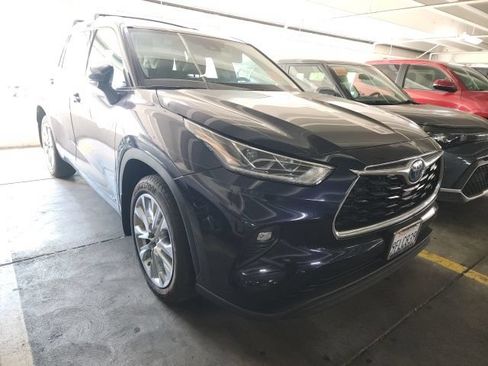 Used 2023 Toyota Highlander Limited AWD/4WD image 2