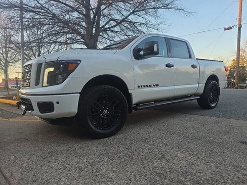 Used 2018 Nissan Titan XD image 2