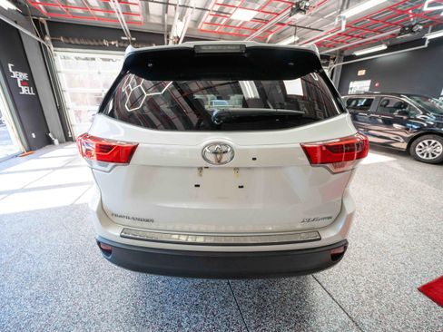 Used 2019 Toyota Highlander XLE image 3