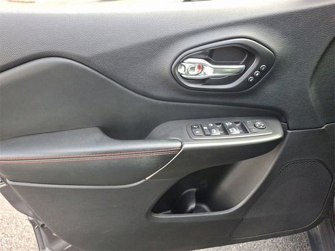 Used 2021 Jeep Cherokee Trailhawk w/ Technology Group image 13