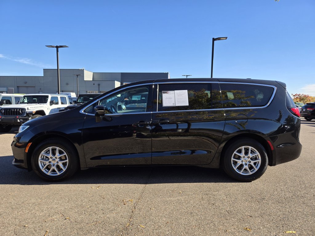 Used 2024 Chrysler Pacifica Touring-L FWD image 8