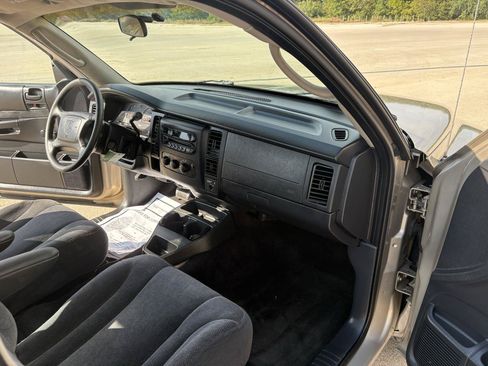 Used 2004 Dodge Dakota 2WD Club Cab w/ Tire & Handling Group image 23