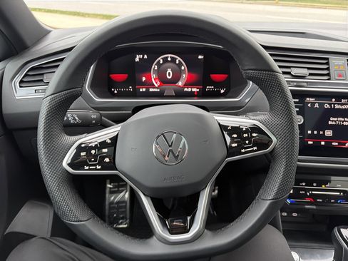 Used 2023 Volkswagen Tiguan SE R-Line image 23