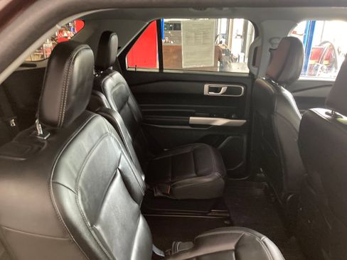 Used 2023 Ford Explorer XLT w/ Equipment Group 202A AWD/4WD image 8