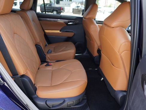 New 2026 Toyota Highlander Platinum image 7