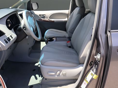 Used 2014 Toyota Sienna XLE FWD image 12