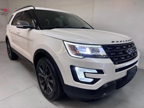 Used 2017 Ford Explorer XLT w/ Equipment Group 202A AWD/4WD image 1