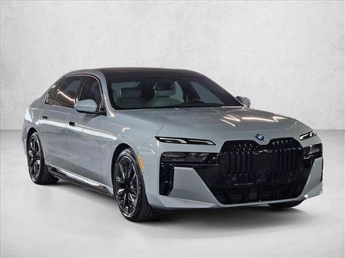 Used 2023 BMW i7 xDrive60 AWD/4WD image 3