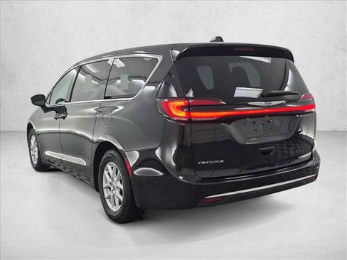 Used 2023 Chrysler Pacifica Touring-L FWD image 8