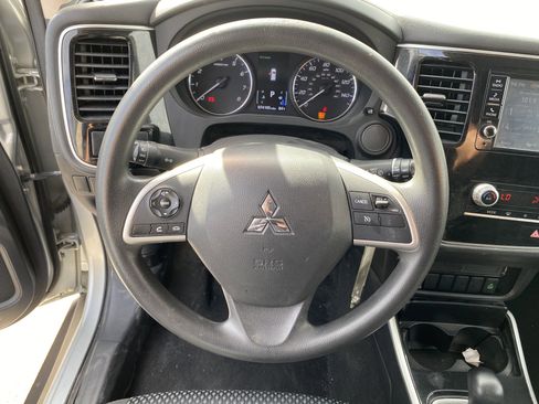 Used 2020 Mitsubishi Outlander ES image 11