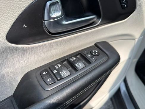 Used 2019 Chrysler Pacifica Limited FWD image 11