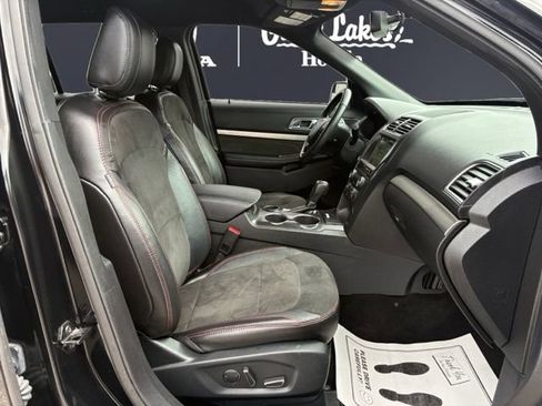 Used 2018 Ford Explorer XLT w/ Equipment Group 202A FWD image 15