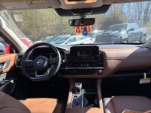 Used 2025 Nissan Pathfinder Platinum w/ Black Appearance Package AWD/4WD image 43