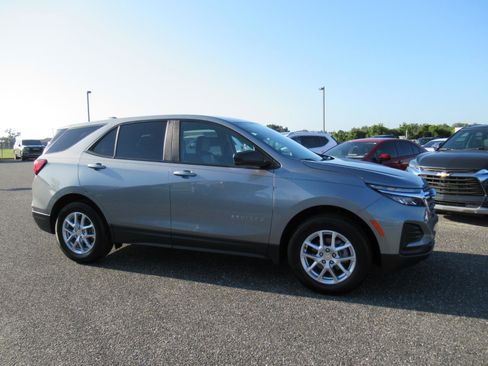 Used 2023 Chevrolet Equinox LS w/ LS Convenience Package FWD image 2