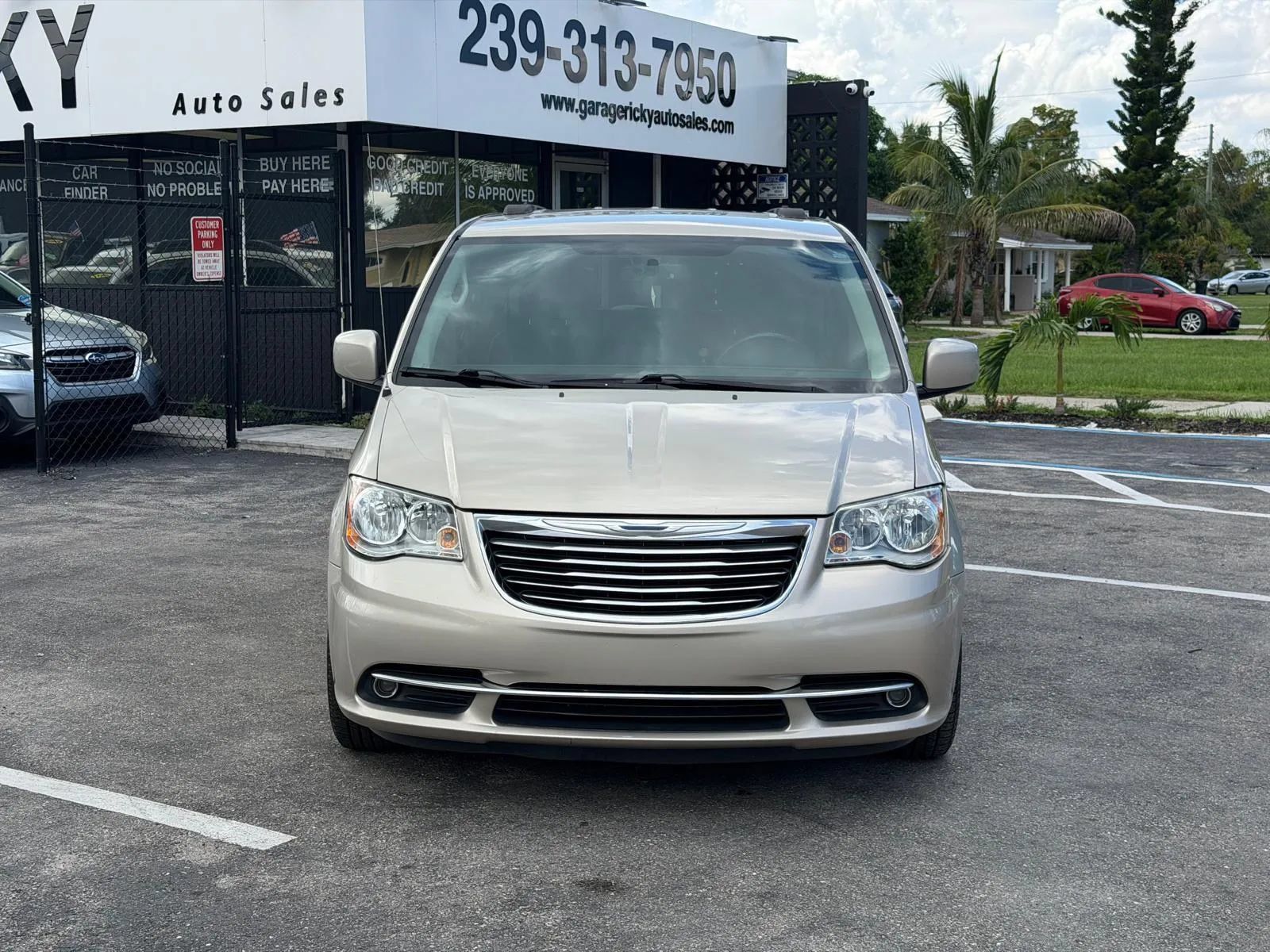 Used 2016 Chrysler Town & Country Touring FWD image 2