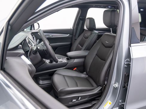 New 2025 Cadillac XT6 Luxury image 9