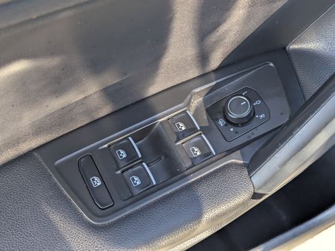 Used 2019 Volkswagen Tiguan SE image 29