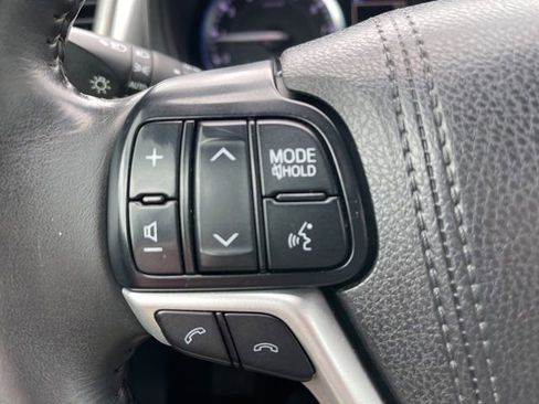 Used 2017 Toyota Highlander XLE FWD image 25